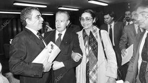 Su esposa Mercedes del brazo de Juan Rulfo